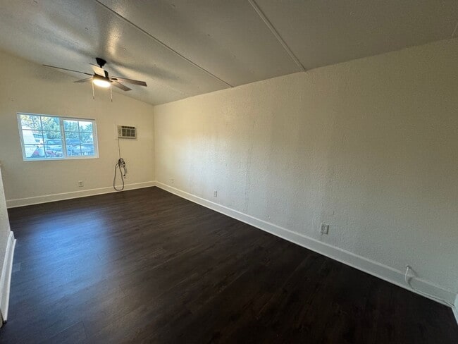 Building Photo - Rental Home with a huge yard