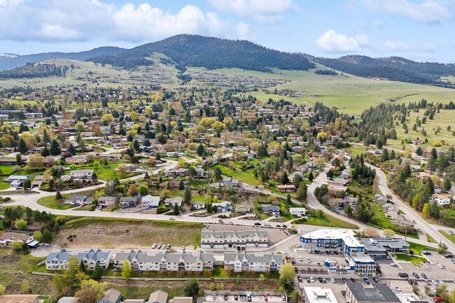 Building Photo - Spacious Sun-filled 3 bed 2.5 Bath Townhouse