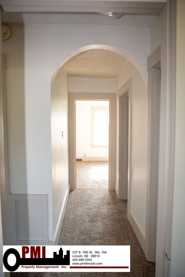 Building Photo - 4 Bedroom, 1.5 bathroom House For Rent; Av...