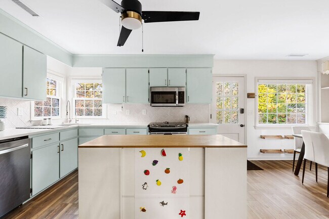 Building Photo - 1790 Wilshire Dr