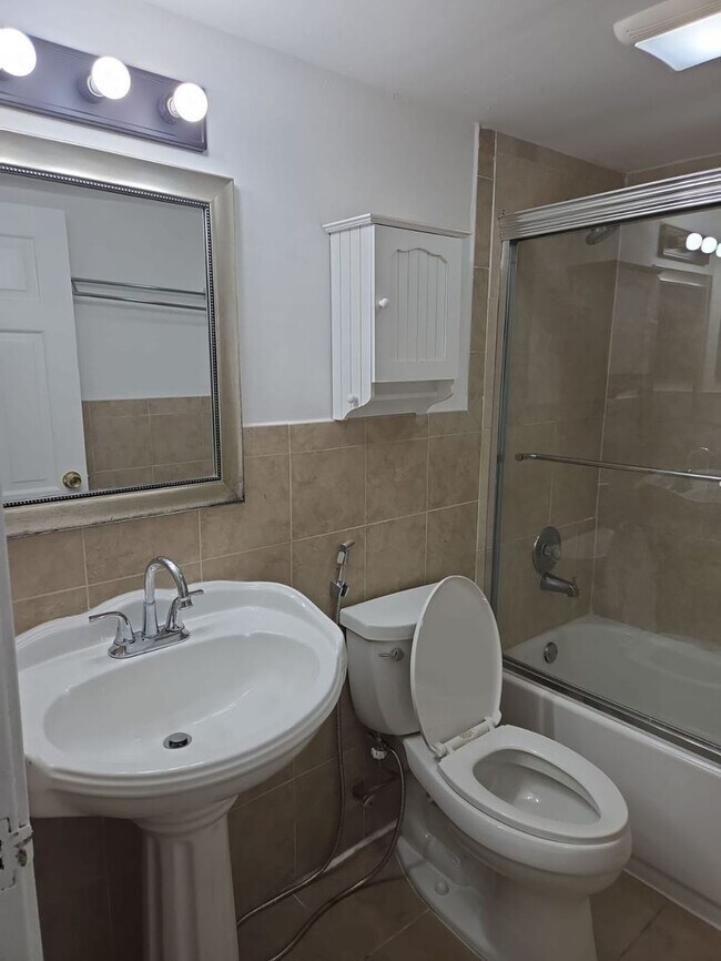 Building Photo - LABOR DAY SPECIAL Great Renovated 3/1 |  Q...