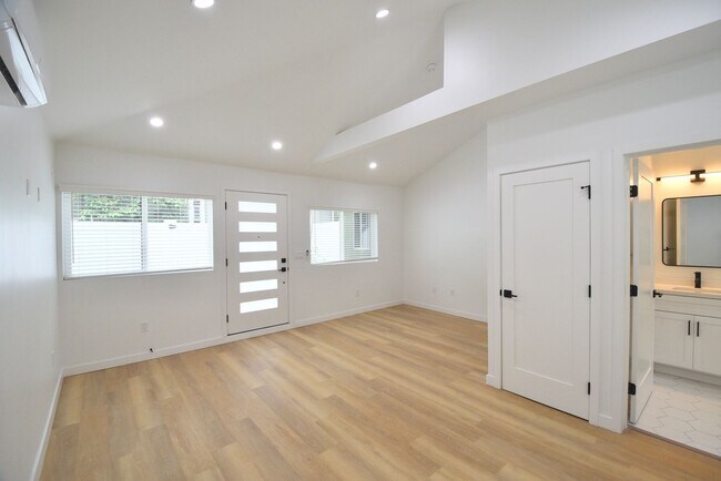 Building Photo - 10919 Camarillo St