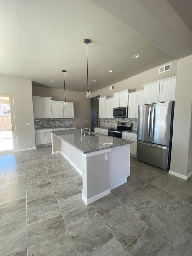 Building Photo - Newer 3 Bedroom+ Office Near Red Hawk Golf Course