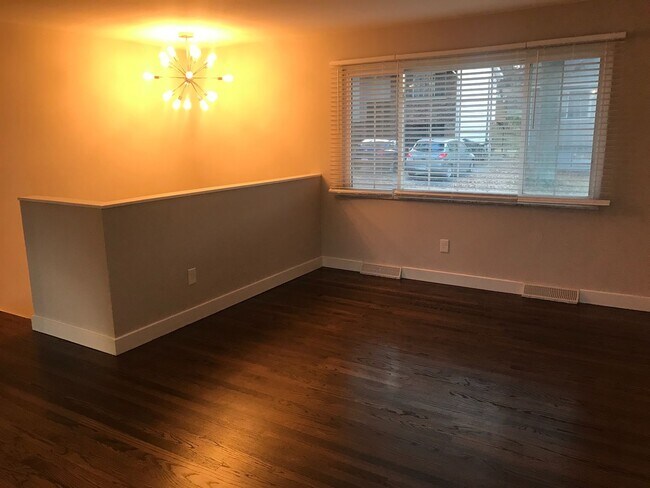 Building Photo - Pet Friendly, Renovated Home in Fox School District