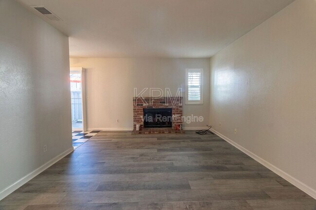 Building Photo - 445 Almond Dr