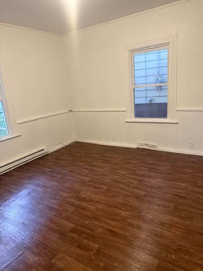 Building Photo - 2 Bedroom 1 Bath Available to Rent for $65...
