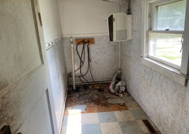 Building Photo - Now Available!  In Town! - $390 Month / $800 Down