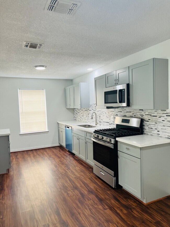 Building Photo - 1026 Fallbrook Dr