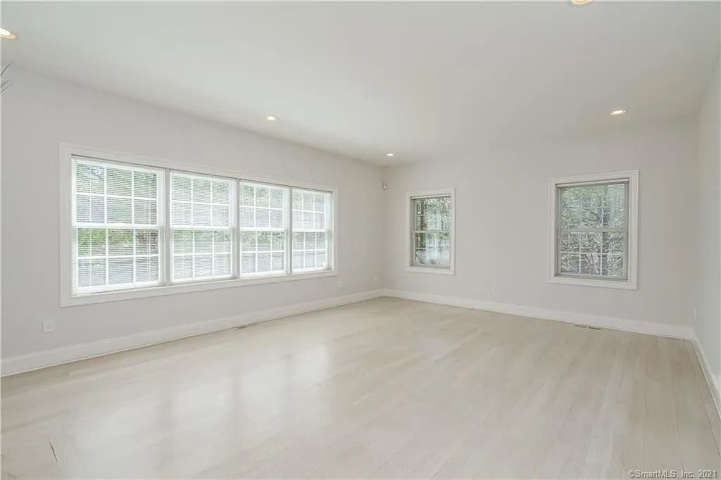Family room empty - 6 Wyeth Dr