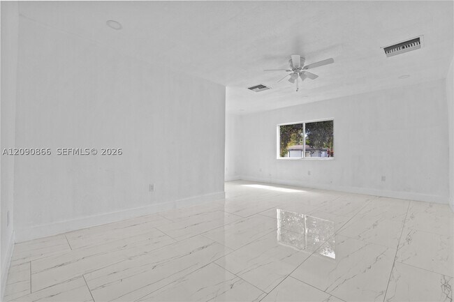 Building Photo - 580 Lee Dr