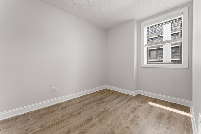 Building Photo - 4520 N Clarendon Ave