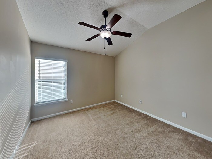 Building Photo - 181 E New England Dr