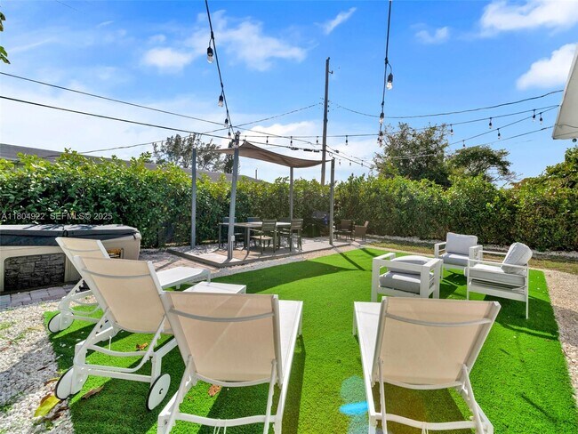 Building Photo - 421 W Pembroke Rd