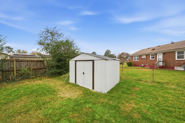 Building Photo - 913 Dandridge Dr