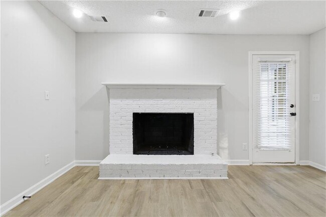 Building Photo - 2110 Meadow View Ct