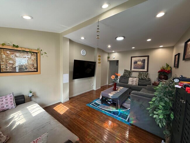 Building Photo - 29 N Texas Ave