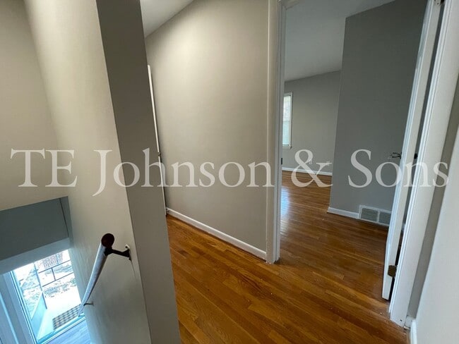 Building Photo - A Great Ardmore Townhouse Waiting For You!
