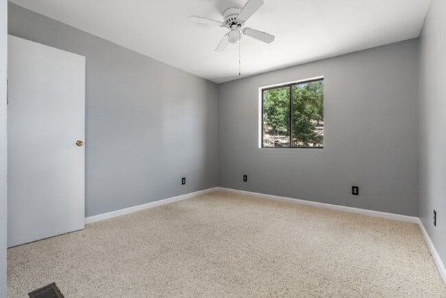 Building Photo - 26120 Deertrail Dr