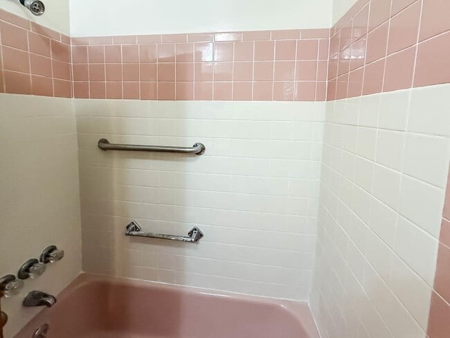 Building Photo - 14 Suburbia Ct