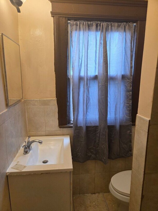 Building Photo - Spacious Newark Home – 7 Bedrooms, 2 Kitchens