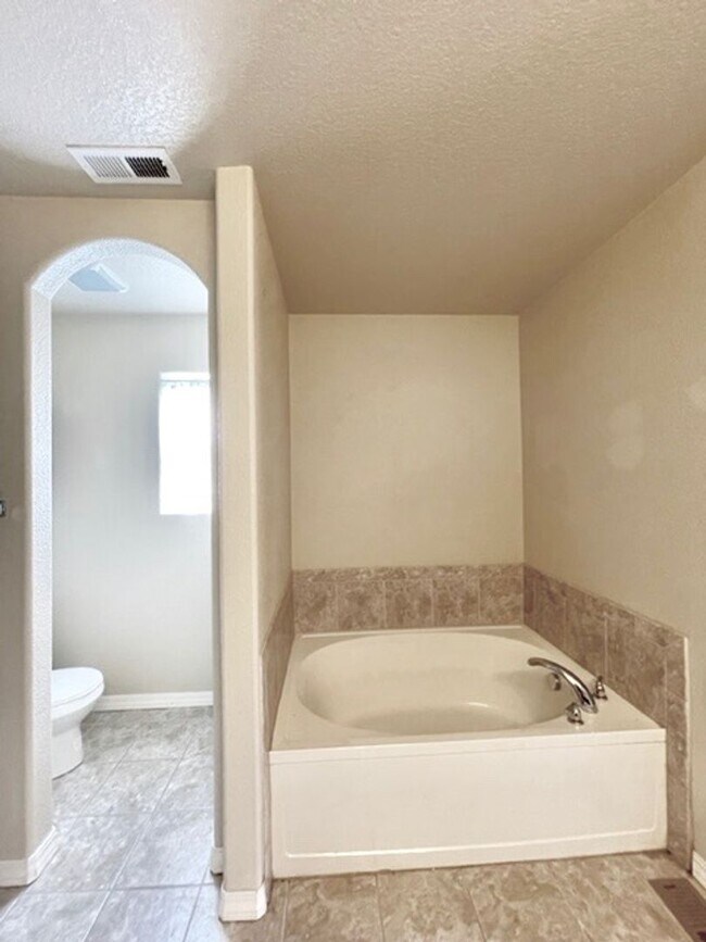 Building Photo - 2 Story Home with 3 Bed, 2.5 Bath, 2 Car G...