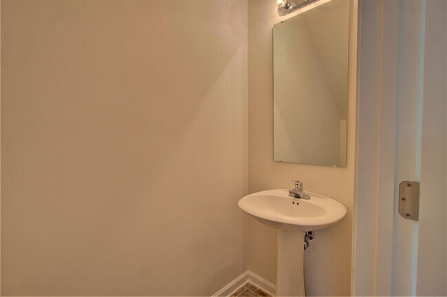Building Photo - 2 BR/ 2.5 Bath Townhome located in The Tow...
