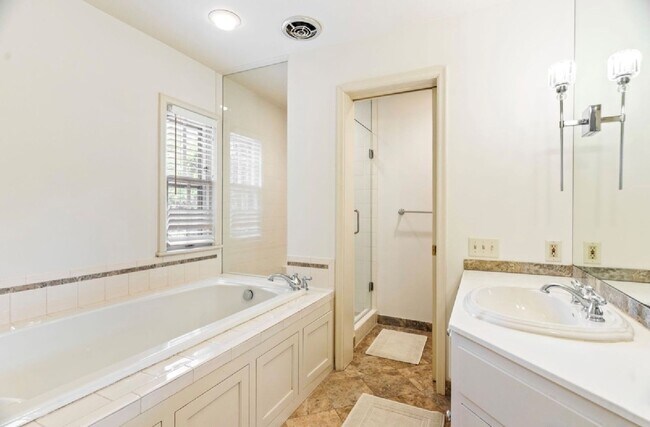 Building Photo - 2730 Glenhurst Ave