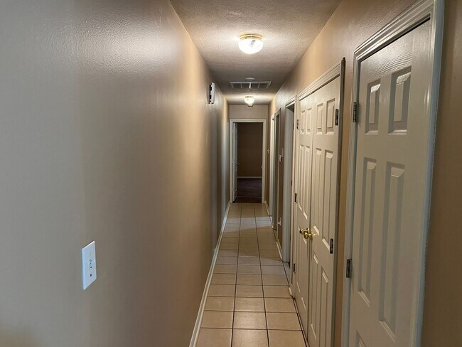 Building Photo - 3 Bed 2 Bath Duplex