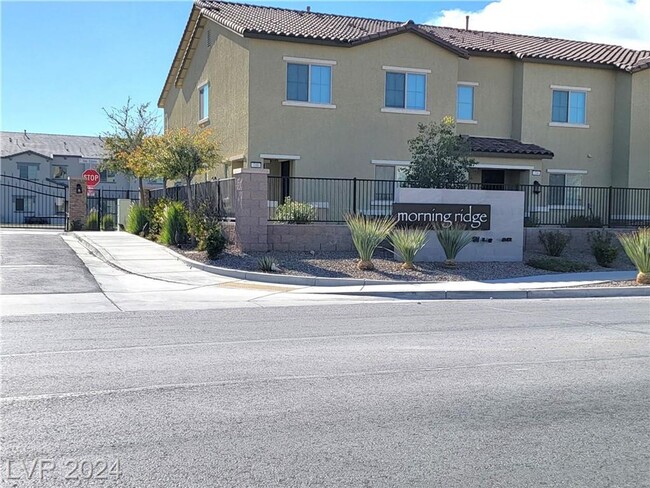 Building Photo - 3-BEDROOM TOWNHOME IN GATED NORTH LAS VEGA...