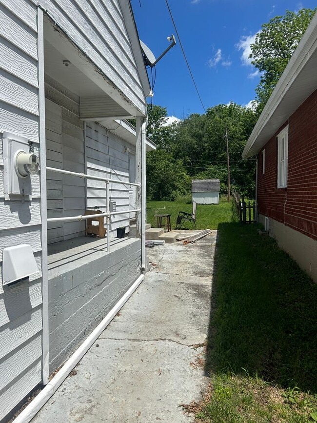 Building Photo - 3 Story Home Available Now Near Campus!