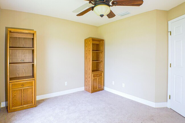 Building Photo - Beautiful 3 beds 2 bath 2-story home overv...