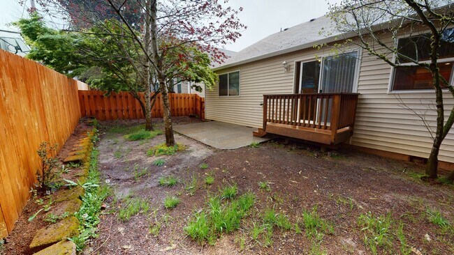 Building Photo - Single Level  House in Sandy- Great Open Floor Plan- Pet Friendly!