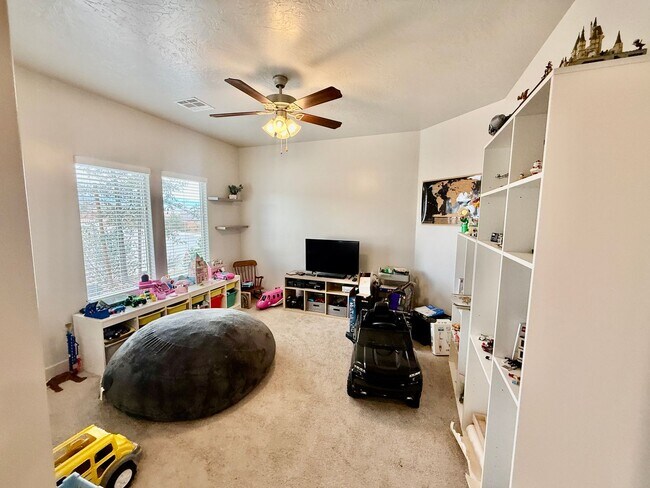 Building Photo - Lovely Pet Friendly 3-BR + Office in Sage Canyon