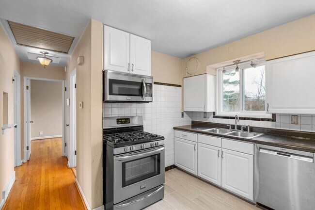 Building Photo - COMING SOON - Cozy & Charming Crestwood Single Family Home!