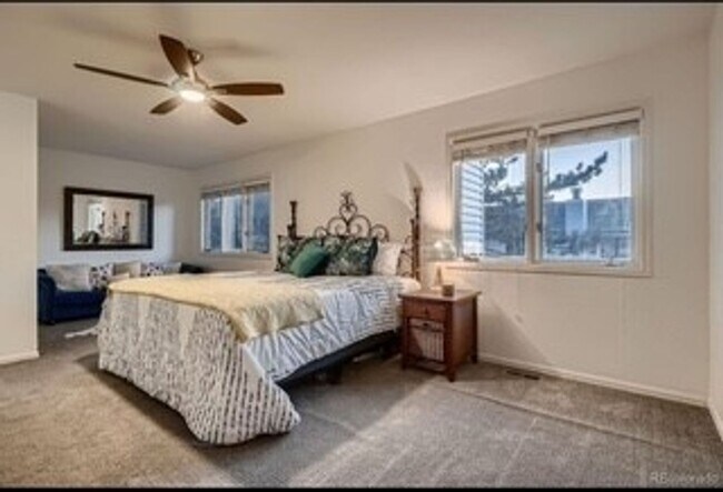 Building Photo - Spacious Townhome in Aurora