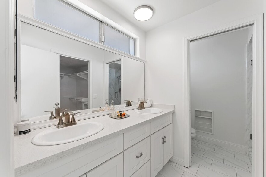 Building Photo - 3636 Oceanhill Way