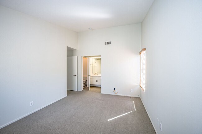 Building Photo - 11068 Sharp Ave