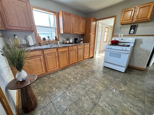 Building Photo - 2 bed, 1 bath home for rent in Waterloo