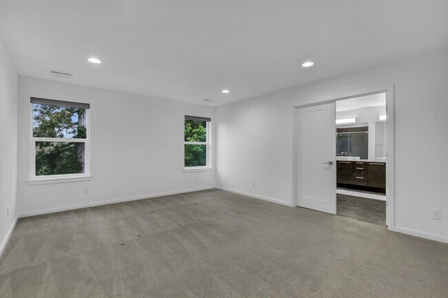 Building Photo - Large luxurious 5 bedroom Home in Renton