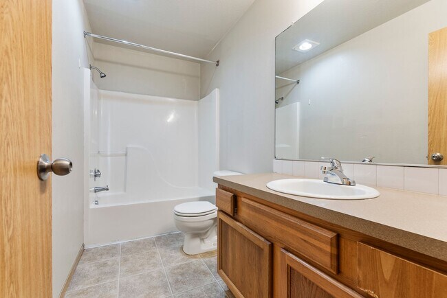 Building Photo - 4 bed, 2.5 bathroom House available