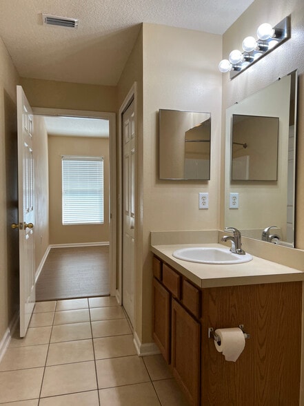 Master Bath - 6094 Maggies Cir