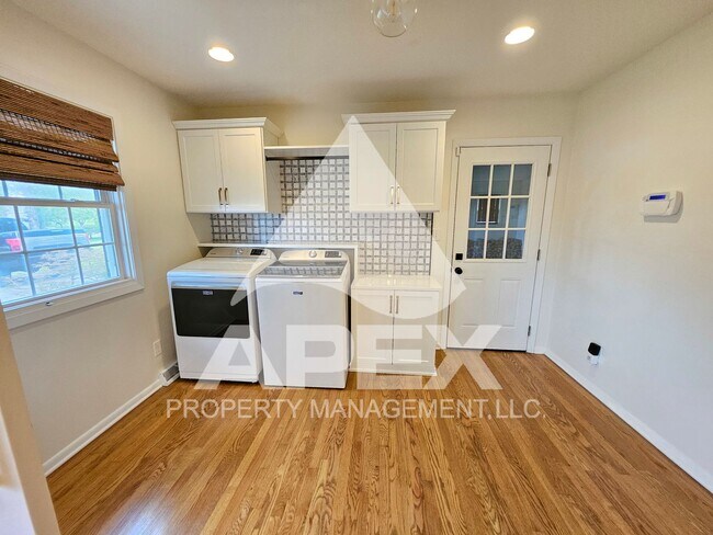 Building Photo - Renovated & Stunning - Single level Brick ...