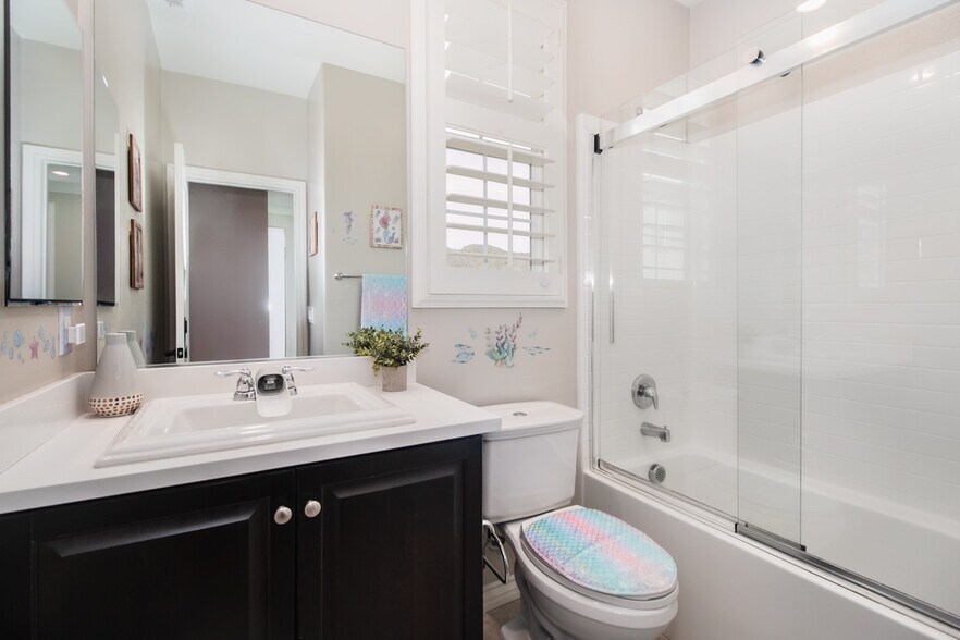 Hallway Bathroom - 29048 W Hills Dr
