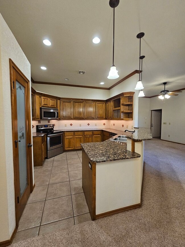 Building Photo - 3 (Bed)/(2) Bath + Office in Royal Oaks. N...