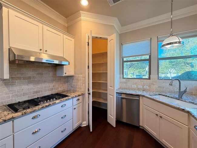 Building Photo - 2021 Simond Ave