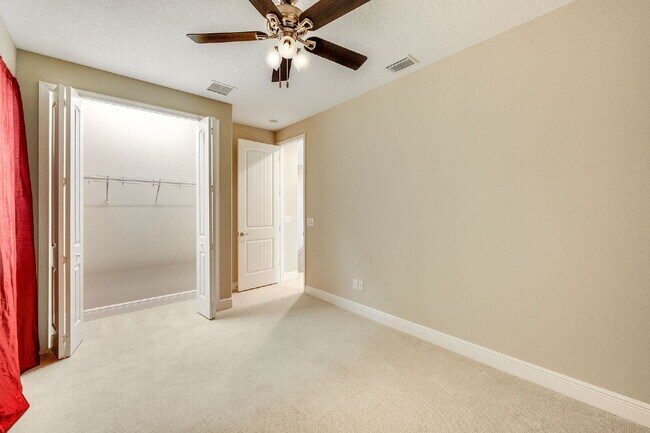 Building Photo - 4 bedroom, 3.5 bathroom in desirable Trasona!