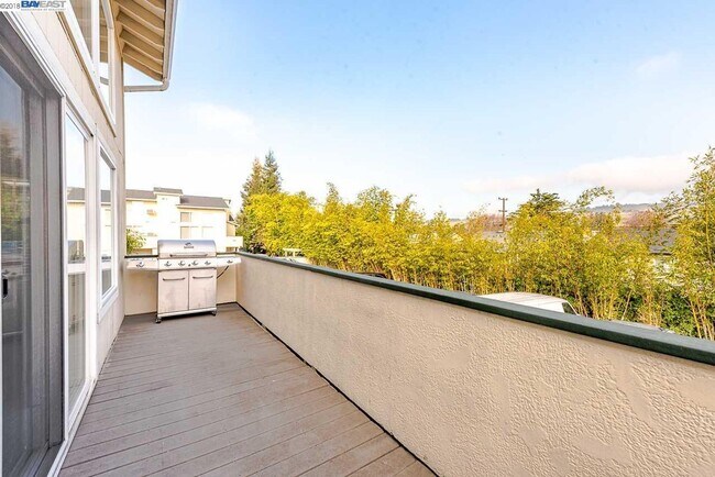 Building Photo - Utilities Paid! Modern Loft-Style Condo wi...