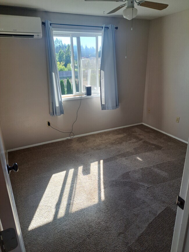 Center bedroom - 15815 NE 69th St