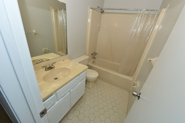 Building Photo - Great Neck just a few miles from Oceanfront