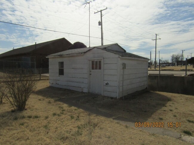 Building Photo - centrally located, pets negotiable with ow...